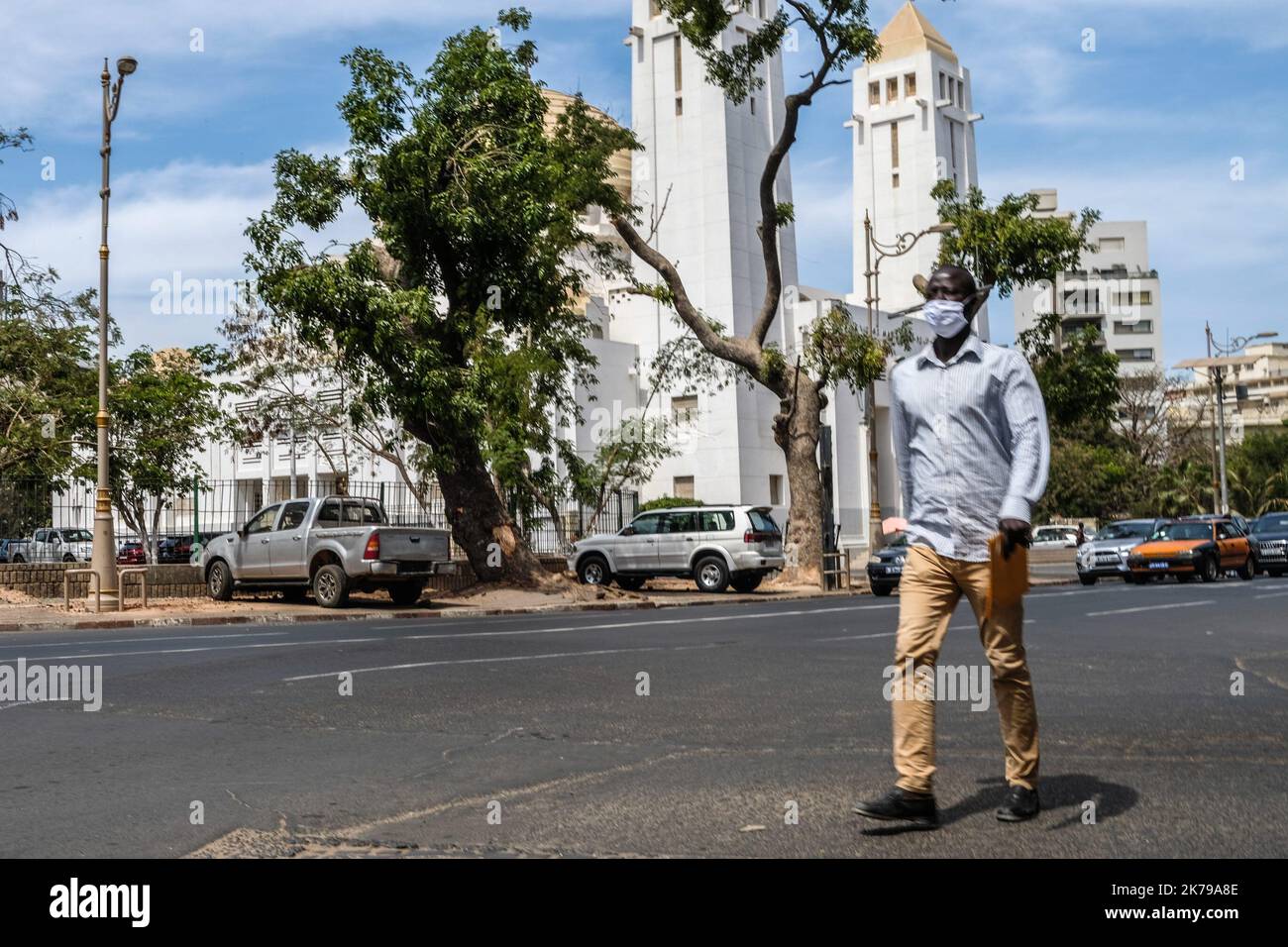 Senegal / Dakar / Dakar - un uomo passa vicino alla cattedrale di Dakar. Foto Stock