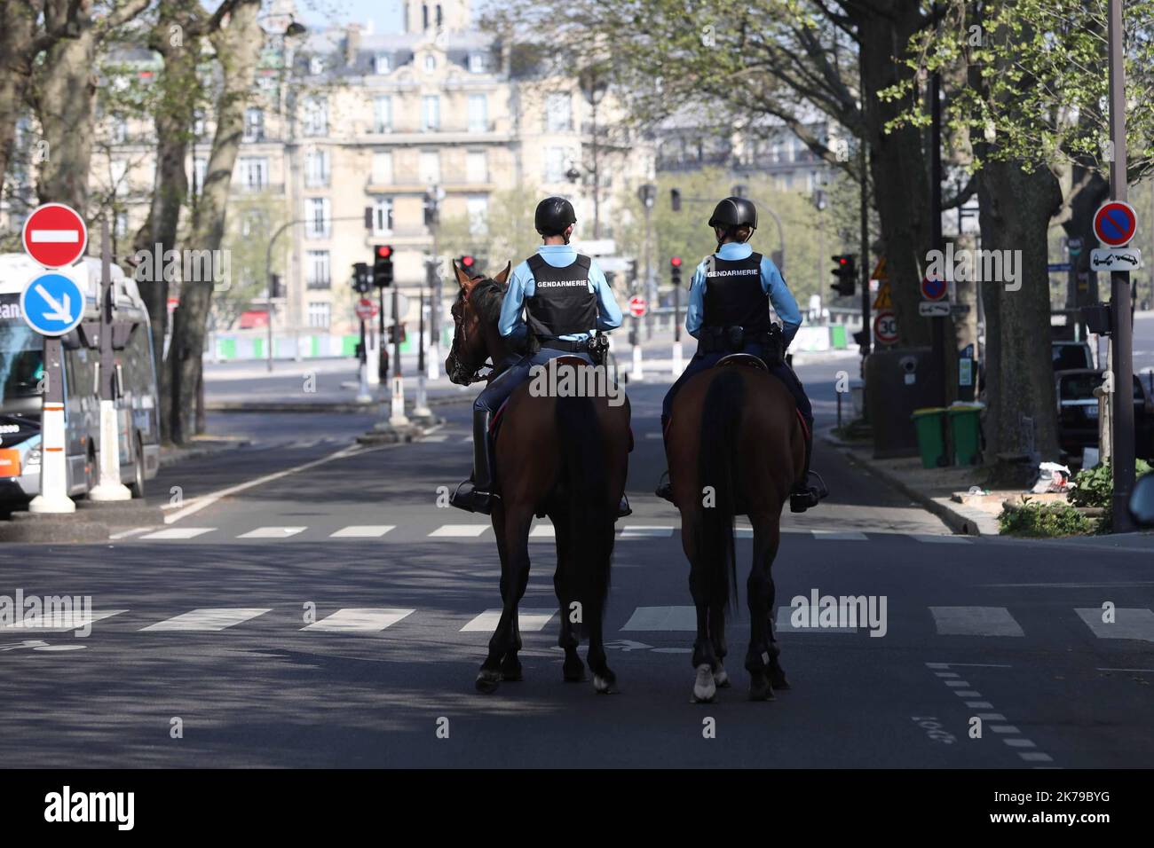 Pattuglia della polizia per imporre il contenimento dopo 25 giorni di isolamento per arginare la diffusione del coronavirus - Parigi, Francia, 10th 2020 aprile - 25th° giorno di coronavirus bloccato a Parigi Foto Stock