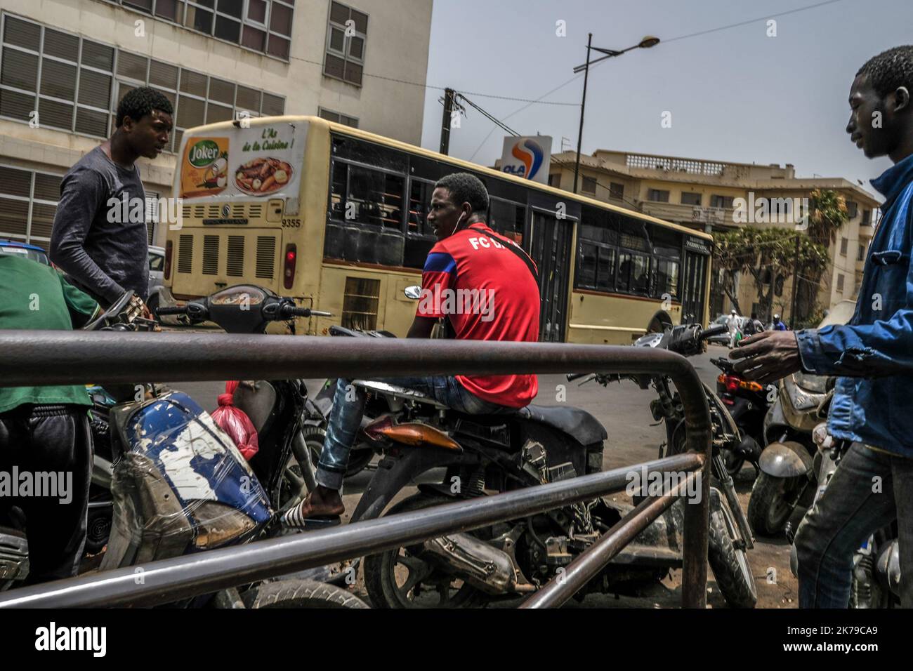 Senegal / Dakar / Dakar - i corrieri attendono i futuri clienti nel quartiere della Grande Moschea di Dakar. Foto Stock
