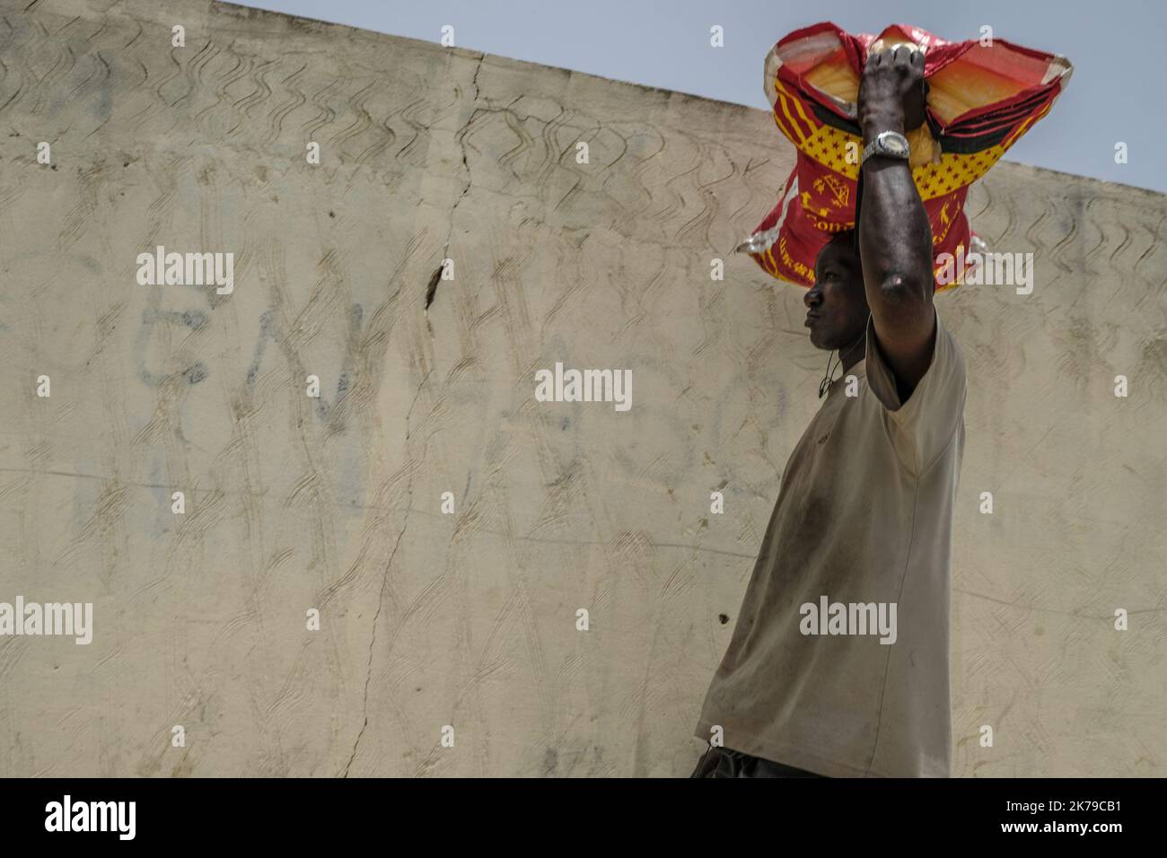 Senegal / Dakar / Dakar - un uomo porta la sua spesa nel quartiere Medina di Dakar Foto Stock