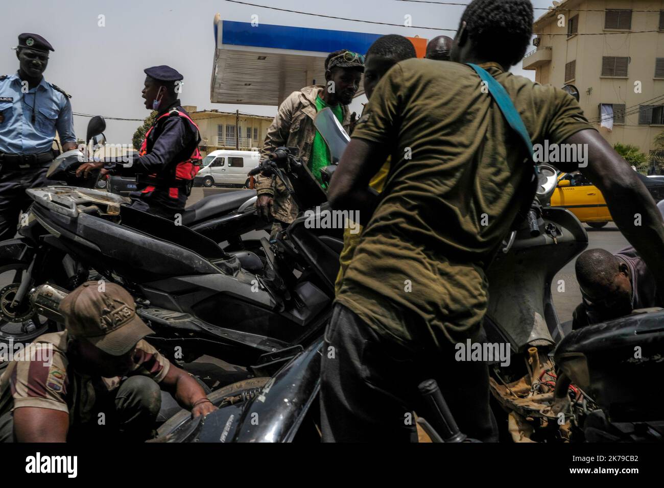 Senegal / Dakar / Dakar - lavori meccanici su moto vicino alla rotonda di Medina. Foto Stock