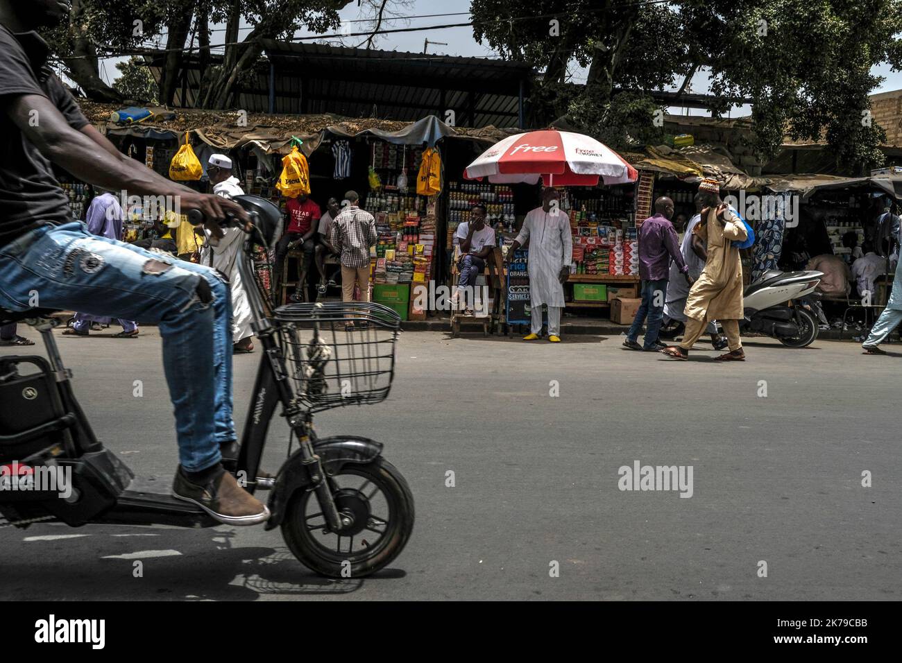 Senegal / Dakar / Dakar - uno scooter passa nel mercato di Sandaga. Foto Stock