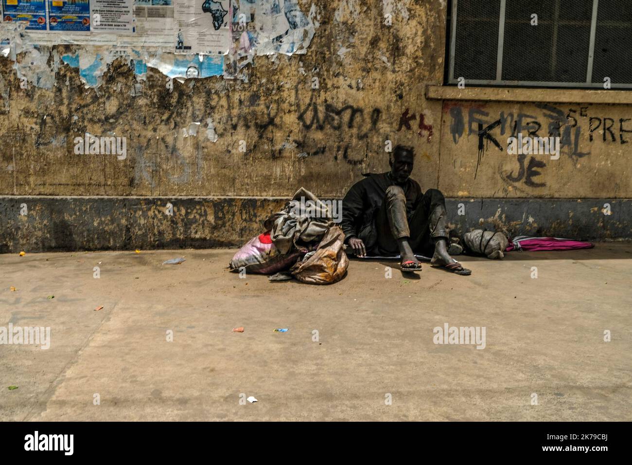Senegal / Dakar / Dakar - un uomo senza casa nel quartiere di Medina. Foto Stock