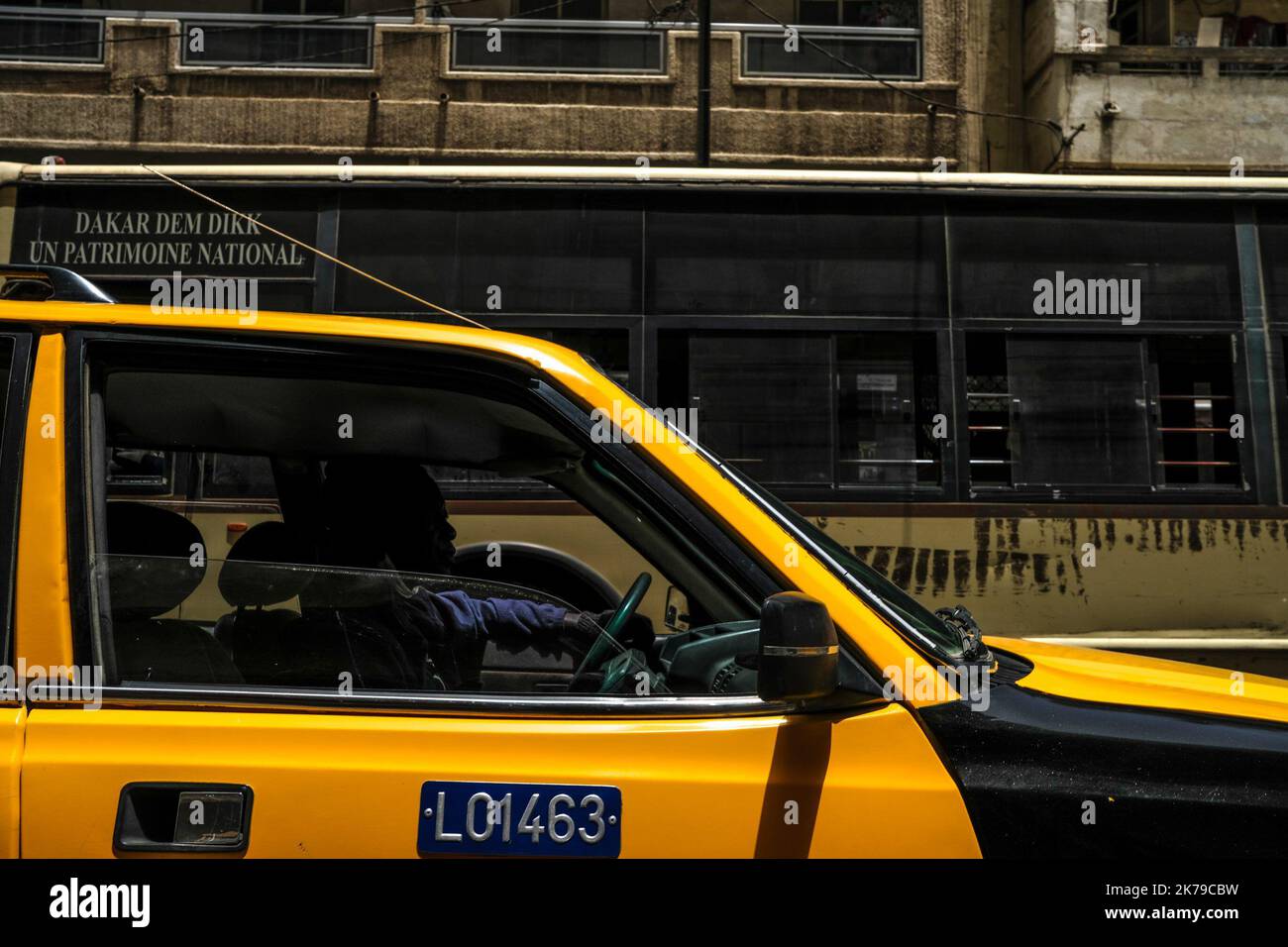 Senegal / Dakar / Dakar - un tassista attende in ingorghi nel centro di Dakar Foto Stock