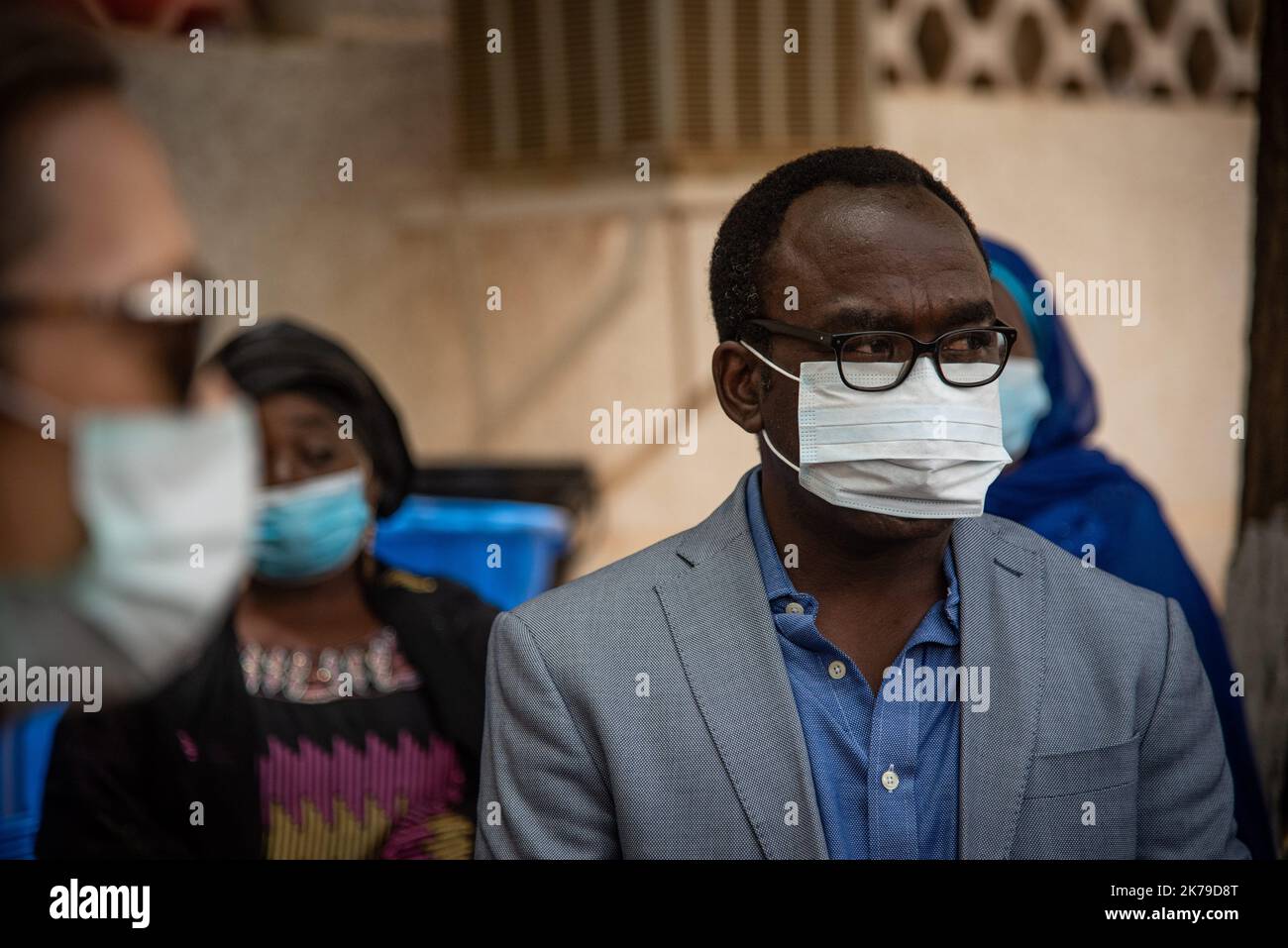 Niger / Niamey / Niamey - le donazioni delle ONG internazionali (organizzazioni non governative) date alla città di Niamey continuano a fluire nel quadro del piano di preparazione e di risposta del COVID-19. Donazioni di attrezzature sanitarie in particolare (saponi, bollitori, maschere, ...) Come oggi è stato dato da una ONG tedesca al sindaco e presidente della delegazione speciale della città, Moctar Mamoudou. Foto Stock