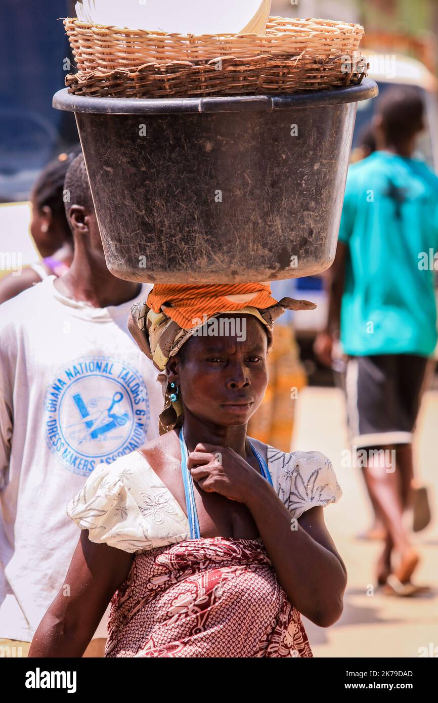 Elmina, Ghana - 15 aprile 2022: Popolazioni africane locali nei pressi del mercato Elmina in Ghana Foto Stock