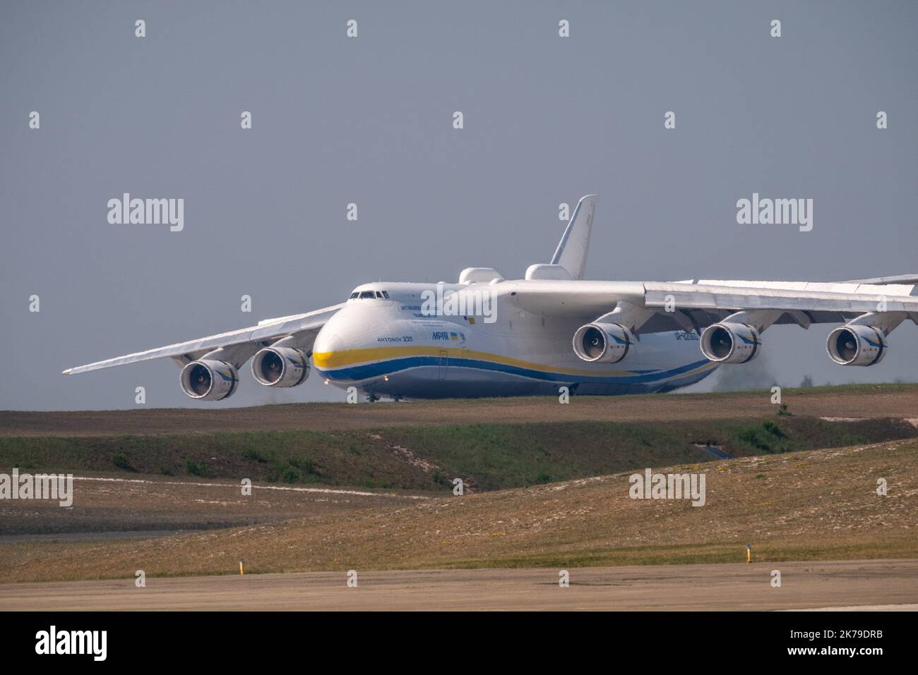 Un Antonov An-225 Mriya ucraino in arrivo dalla Cina, che consegna 8,6 milioni di maschere facciali e 150 tonnellate di attrezzature sanitarie ordinate da un cliente privato, presso l'aeroporto di Parigi-Vatry a Bussy Lettree, il 19 aprile 2020 Foto Stock