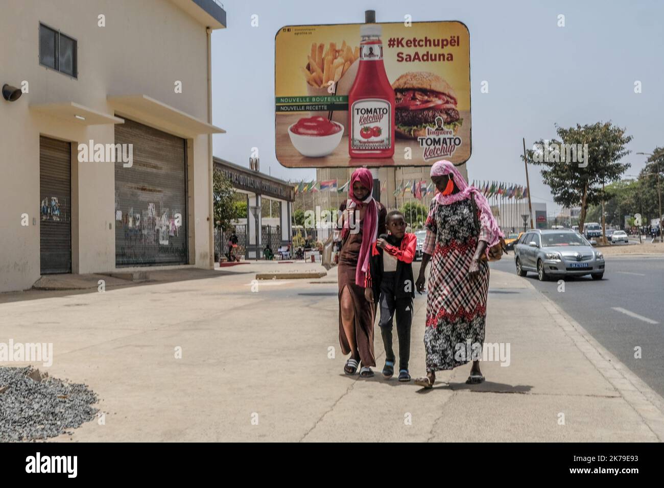 Senegal / Dakar / Dakar - Una famiglia passeggiate nel centro di Dakar due giorni prima Ramadan. Foto Stock