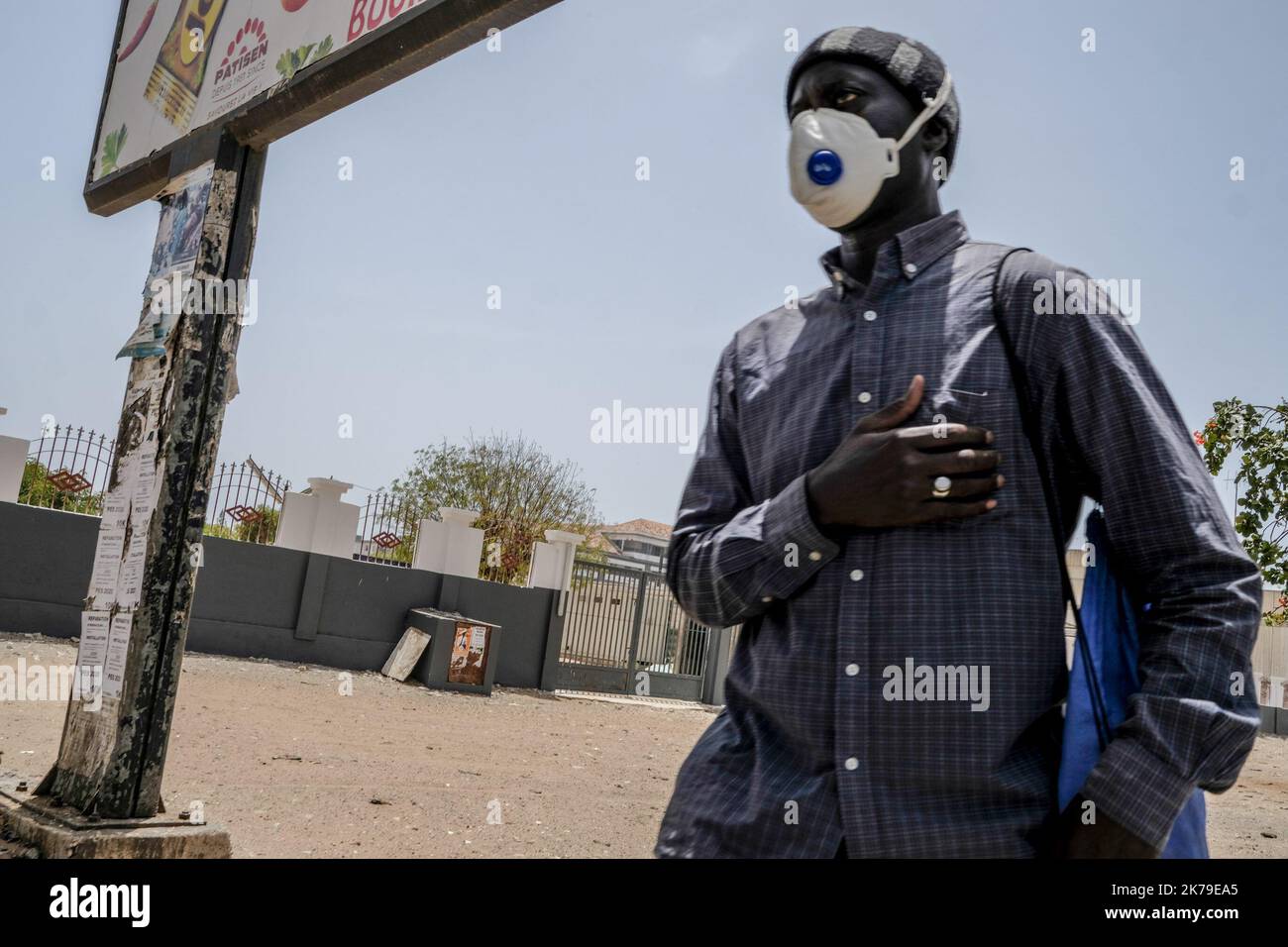 Senegal / Dakar / Dakar - Un uomo passa con la sua maschera protettiva vicino alla Medina due giorni prima del mese di Ramadan. Foto Stock