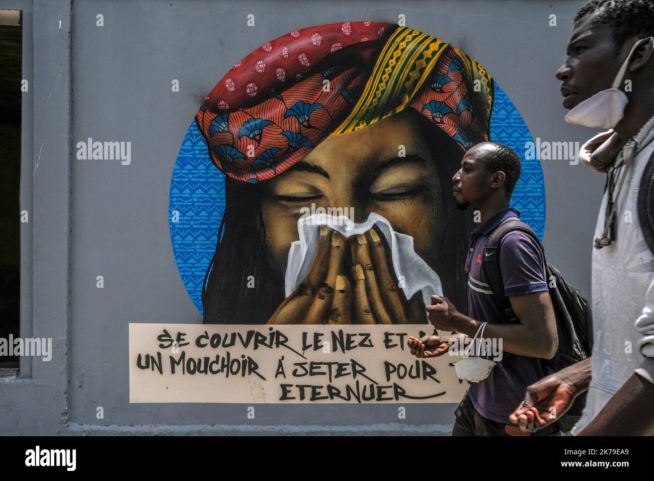 Senegal / Dakar / Dakar - i giovani passano davanti ai graffiti dipinti presso l'Università di Dakar per sensibilizzare sulle misure igieniche per combattere il Covid-19. Foto Stock