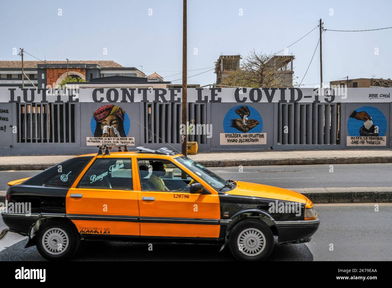 Senegal / Dakar / Dakar - un taxi passa di fronte ai graffiti dipinti presso l'Università di Dakar per aumentare la consapevolezza delle misure igieniche per combattere il Covid-19. Foto Stock