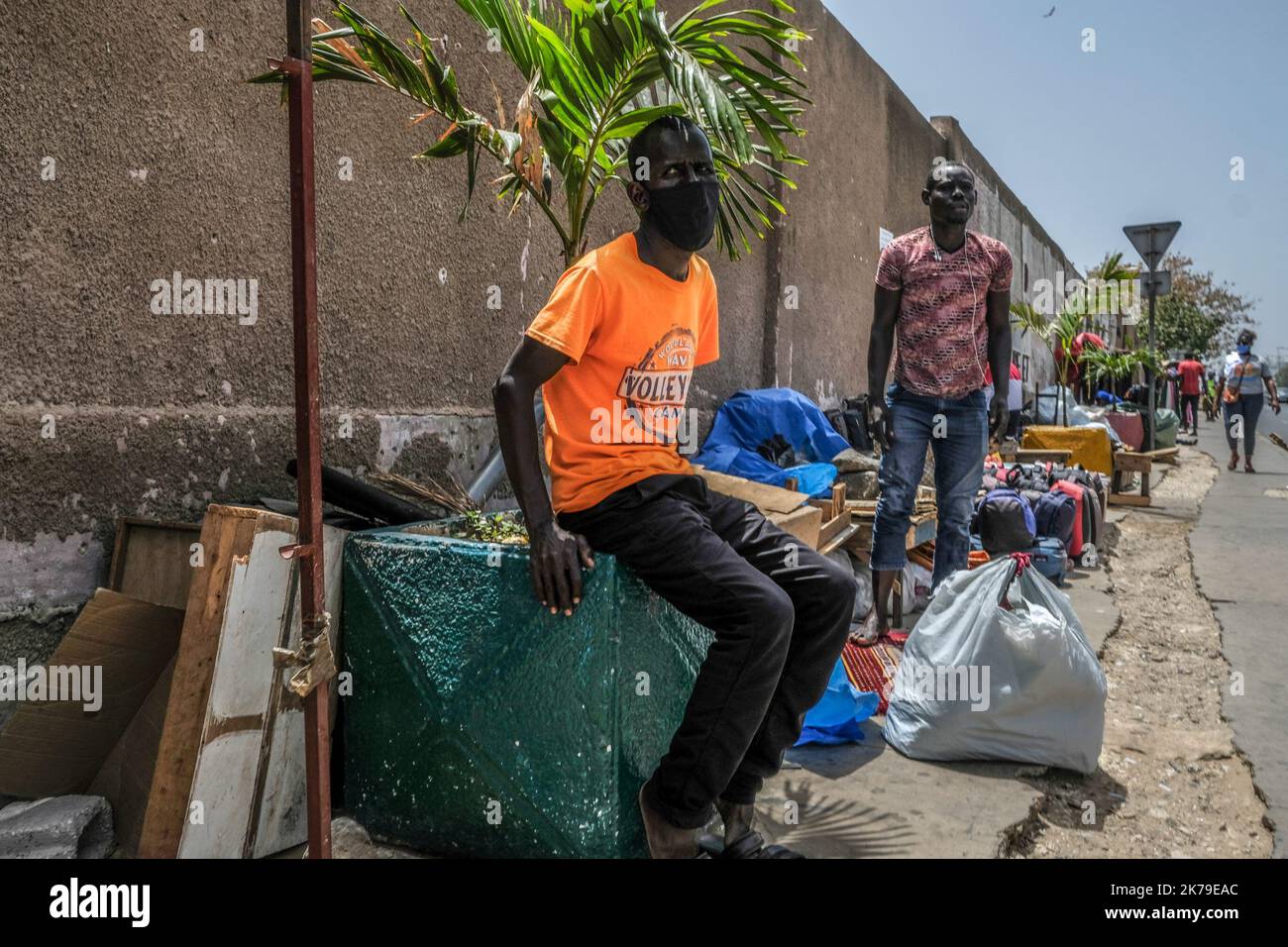 Senegal / Dakar / Dakar - i venditori ambulanti aspettano i clienti nel centro di Dakar pochi giorni prima del Ramadan. Foto Stock