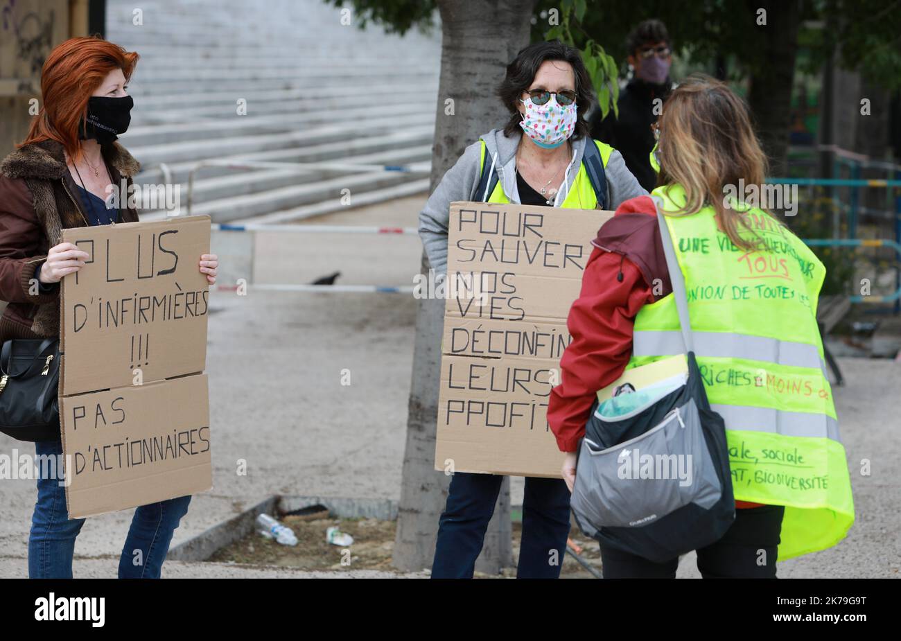 I giubbotti gialli dimostrano di fronte all'ospedale di Timone e all'IHU di Marsiglia. Chiedono allo Stato e al governo Macron la gratuità e la distribuzione delle maschere, la rivalutazione degli stipendi di persone che sono state in prima linea come il personale infermieristico, cassieri, raccoglitori di rifiuti. Foto Stock