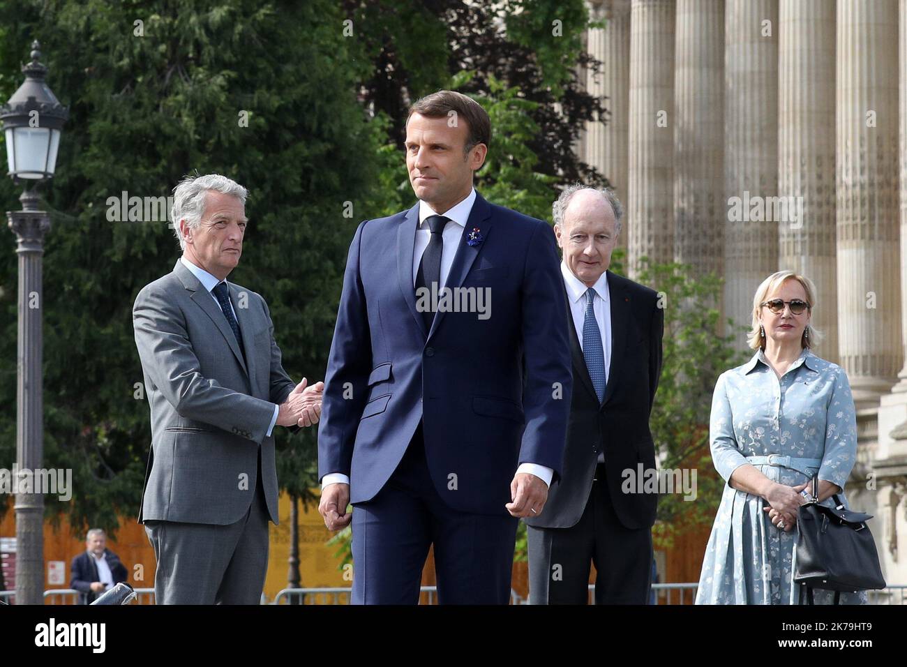 Emmanuel Macron, prÃ©sident RÃ la publique FranÃ 75Ã¨, accompagnÃ nÃ commÃ de Yves de Gaulle et sa femme Laurence et HervÃ GÃ Gaymard dÃ©pose une gerbe lors de la©moration du me anniversaire de la victoire du 8 mai 1945 au pied de la statement du©ral de Gaulle, Ã Paris le 8 mai 2020. Â StÃ©phane Lemouton / Pool/Maxppp Emmanuel Macron, presidente della Repubblica francese, presta giuramento durante la commemorazione del 75th° anniversario della vittoria del 8 maggio 1945 ai piedi della statua del generale de Gaulle, a Parigi il 8 maggio 2020. - Francia, 8th 2020 maggio - cerimonia di commemorazione del Th Foto Stock