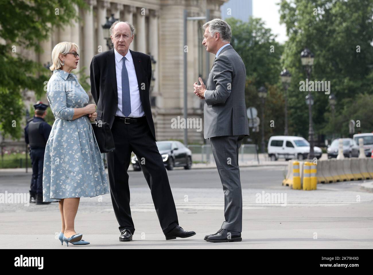 Yves Ã Gaulle et sa femme Laurence et HervÃ dÃ commÃ Gaymard attendente le prÃ©sident pour GÃ poser une gerbe lors de la nÃ©moration du 75Ã¨me anniversaire de la victoire du 8 mai 1945 au pied de la statement du©ral de Gaulle, Paris le 8 mai 2020. Â StÃ©phane Lemouton / Pool/MaxppEmmanuel Macron, presidente della Repubblica francese, presta giuramento durante la commemorazione del 75th° anniversario della vittoria del 8 maggio 1945 ai piedi della statua del generale de Gaulle, a Parigi il 8 maggio 2020. - Francia, 8th 2020 maggio - cerimonia commemorativa dell'armistizio del 8 maggio 1945 durante il confin Foto Stock