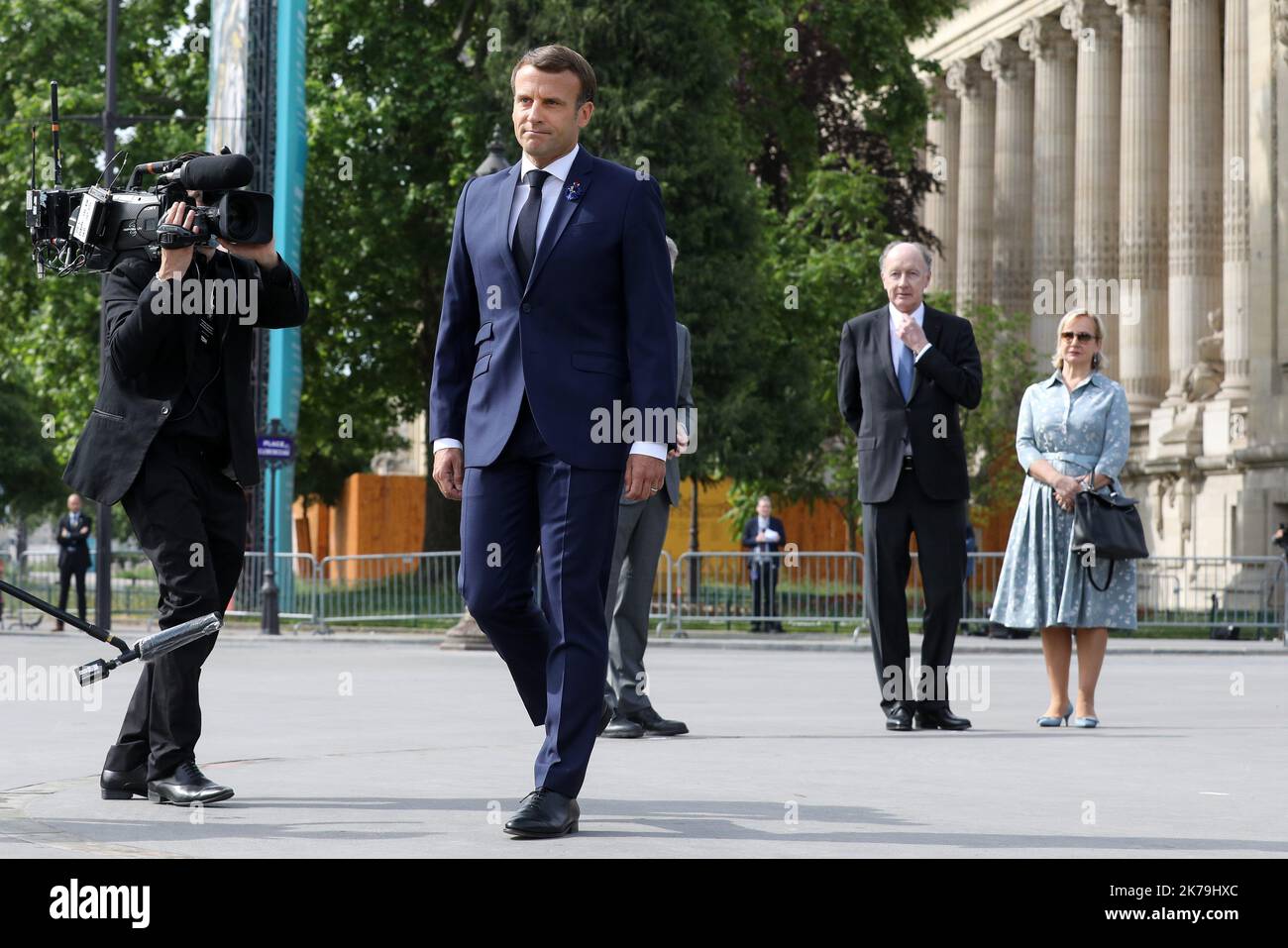 Emmanuel Macron, prÃ©sident RÃ la publique FranÃ 75Ã¨, accompagnÃ nÃ commÃ de Yves de Gaulle et sa femme Laurence et HervÃ GÃ Gaymard dÃ©pose une gerbe lors de la©moration du me anniversaire de la victoire du 8 mai 1945 au pied de la statement du©ral de Gaulle, Ã Paris le 8 mai 2020. Â© StÃ Lemouton / Pool/Maxppp Macron, Presidente della Repubblica francese, presta giuramento durante la commemorazione del 75th° anniversario della vittoria del 8 maggio 1945 ai piedi della statua del generale de Gaulle, a Parigi il 8 maggio 2020. - Francia, 8th 2020 maggio - cerimonia di commemorazione degli armisti Foto Stock