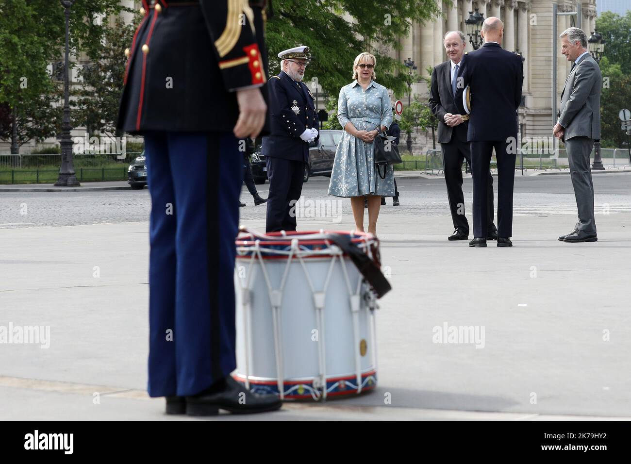 Yves Ã Gaulle et sa femme Laurence et HervÃ dÃ commÃ Gaymard attendente le prÃ©sident pour GÃ poser une gerbe lors de la nÃ©moration du 75Ã¨me anniversaire de la victoire du 8 mai 1945 au pied de la statement du©ral de Gaulle, Paris le 8 mai 2020. Â StÃ©phane Lemouton / Pool/MaxppEmmanuel Macron, presidente della Repubblica francese, presta giuramento durante la commemorazione del 75th° anniversario della vittoria del 8 maggio 1945 ai piedi della statua del generale de Gaulle, a Parigi il 8 maggio 2020. - Francia, 8th 2020 maggio - cerimonia commemorativa dell'armistizio del 8 maggio 1945 durante il confin Foto Stock