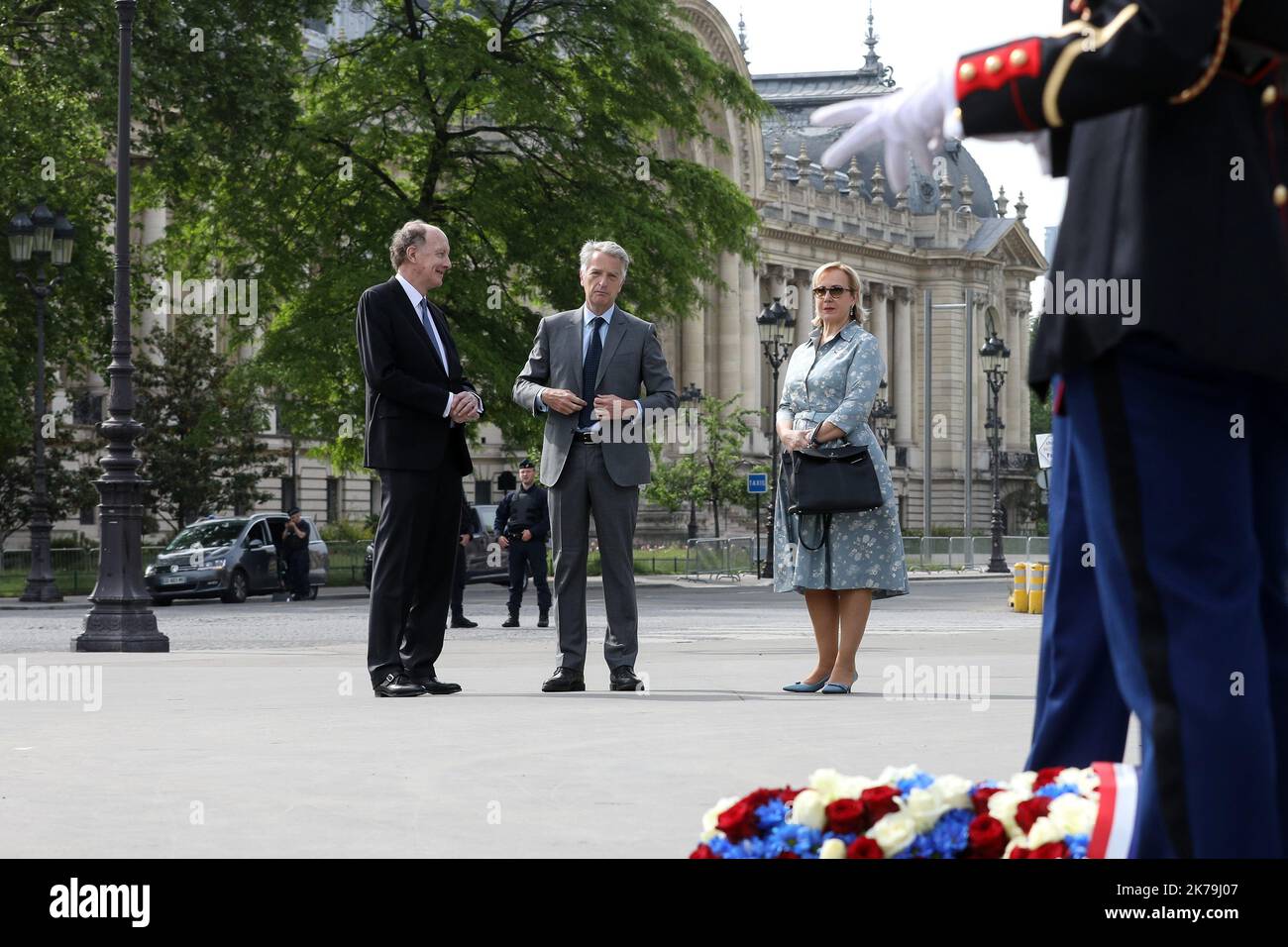 Yves Ã Gaulle et sa femme Laurence et HervÃ dÃ commÃ Gaymard attendente le prÃ©sident pour GÃ poser une gerbe lors de la nÃ©moration du 75Ã¨me anniversaire de la victoire du 8 mai 1945 au pied de la statement du©ral de Gaulle, Paris le 8 mai 2020. Â StÃ©phane Lemouton / Pool/MaxppEmmanuel Macron, presidente della Repubblica francese, presta giuramento durante la commemorazione del 75th° anniversario della vittoria del 8 maggio 1945 ai piedi della statua del generale de Gaulle, a Parigi il 8 maggio 2020. - Francia, 8th 2020 maggio - cerimonia commemorativa dell'armistizio del 8 maggio 1945 durante il confin Foto Stock