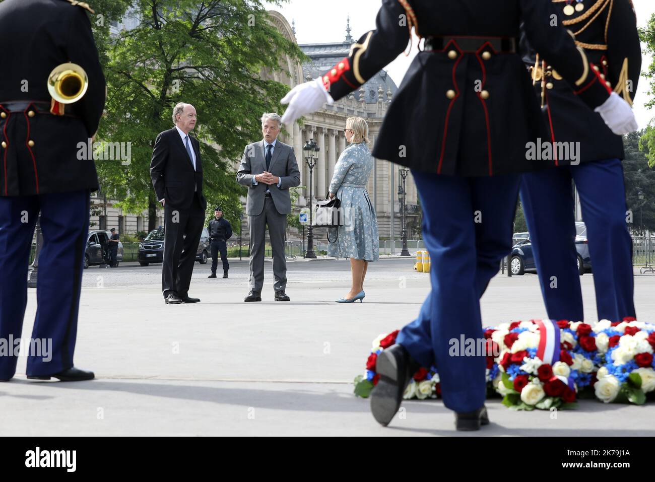 Yves Ã Gaulle et sa femme Laurence et HervÃ dÃ commÃ Gaymard attendente le prÃ©sident pour GÃ poser une gerbe lors de la nÃ©moration du 75Ã¨me anniversaire de la victoire du 8 mai 1945 au pied de la statement du©ral de Gaulle, Paris le 8 mai 2020. Â StÃ©phane Lemouton / Pool/MaxppEmmanuel Macron, presidente della Repubblica francese, presta giuramento durante la commemorazione del 75th° anniversario della vittoria del 8 maggio 1945 ai piedi della statua del generale de Gaulle, a Parigi il 8 maggio 2020. - Francia, 8th 2020 maggio - cerimonia commemorativa dell'armistizio del 8 maggio 1945 durante il confin Foto Stock
