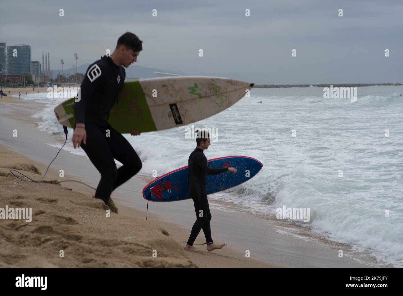 Spagna / Catalogna / Barcellona - primo fine settimana di contenimento a Barcellona. Le spiagge sono aperte al mattino per gli atleti (sport individuale) Foto Stock