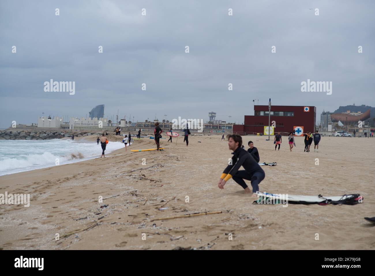 Spagna / Catalogna / Barcellona - primo fine settimana di contenimento a Barcellona. Le spiagge sono aperte al mattino per gli atleti (sport individuale) Foto Stock