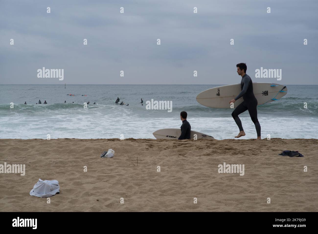 Spagna / Catalogna / Barcellona - primo fine settimana di contenimento a Barcellona. Le spiagge sono aperte al mattino per gli atleti (sport individuale) Foto Stock