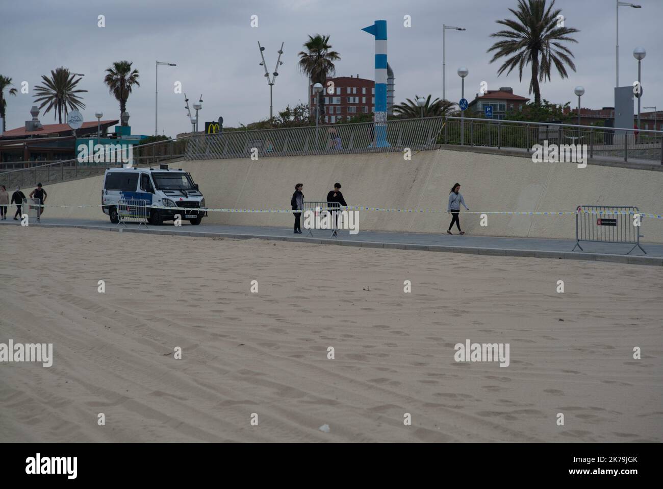 Spagna / Catalogna / Barcellona - primo fine settimana di contenimento a Barcellona. Le spiagge sono aperte al mattino per gli atleti (sport individuale) Foto Stock