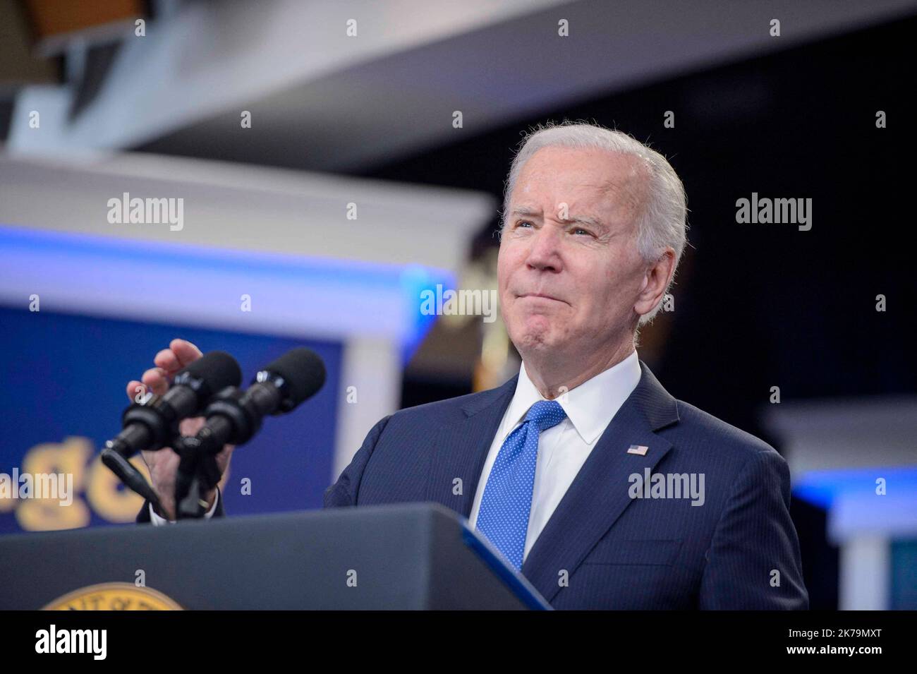 Il presidente Joe Biden fornisce un aggiornamento sul beta test del portale di riduzione del debito degli studenti presso il South Court Auditorium della Casa Bianca di Washington, DC lunedì 17 ottobre 2022. Foto di Bonnie Cash/Pool/ABACAPRESS.COM Foto Stock