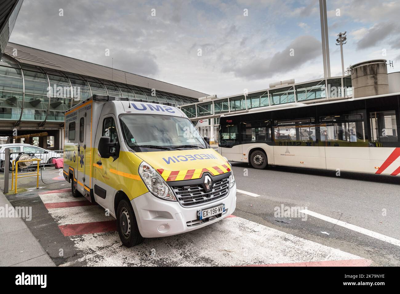 Francia / Ile-de-France (regione) / Roissy - la SMU dispone di veicoli di emergenza, ambulanze, veicoli leggeri e pesanti, per tutte le operazioni sul lato 'pista' dell'aeroporto. L'aeroporto di Roissy dispone di un servizio medico di emergenza, l'EMS. Il suo ruolo è quello di vigilare sulla salute dei viaggiatori, dei membri dell'equipaggio, del personale di terra e di tutti coloro che passano attraverso l'aeroporto. Foto Stock