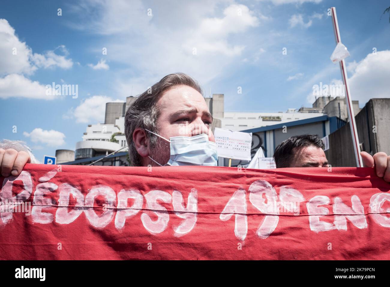 Il 21 maggio 2020, medici e infermieri dell'ospedale Robert-Debre di Parigi hanno dimostrato di richiedere maggiori risorse per l'ospedale pubblico. Chiedono inoltre un aumento dei loro stipendi dopo la crisi sanitaria post-coronavirus. Foto Stock