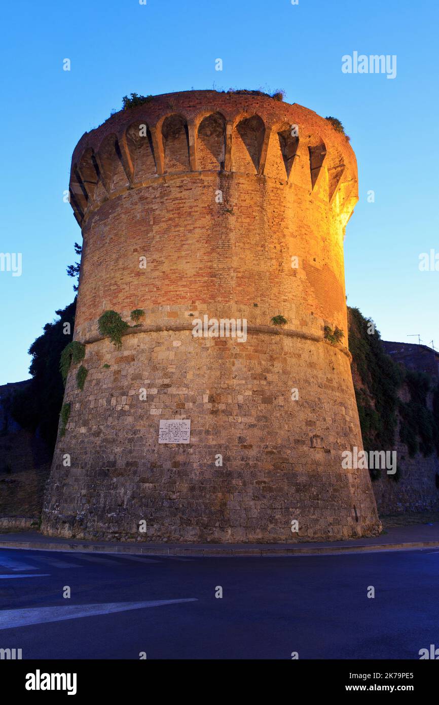 Il Bastione medievale di San Francesco a San Gimignano (Siena), Italia all'alba Foto Stock