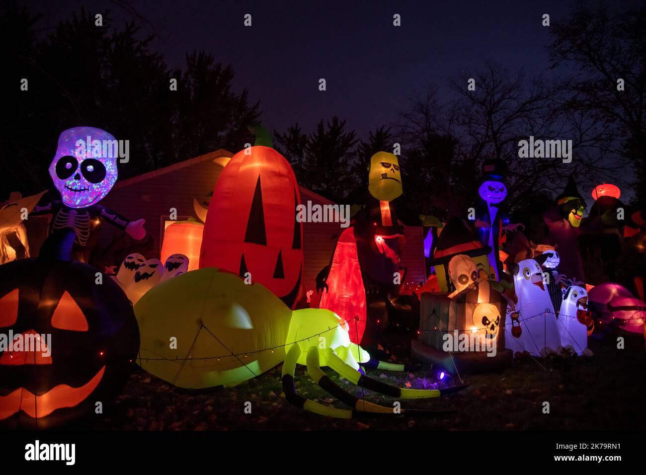 Shoreview, Minnesota. Display di Halloween illuminato di notte. Foto Stock