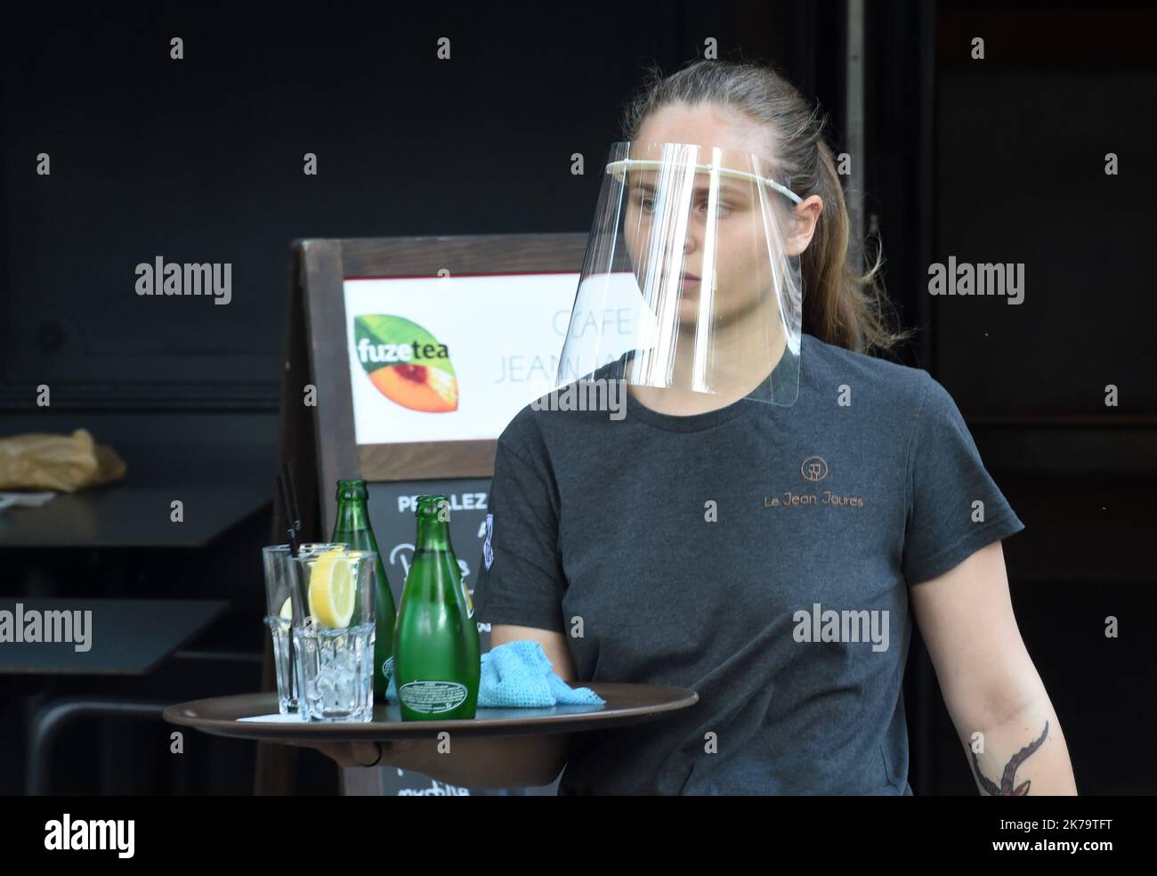 Riapertura di bar e ristoranti come qui a Saint Etienne il 2 giugno 2020 Foto Stock