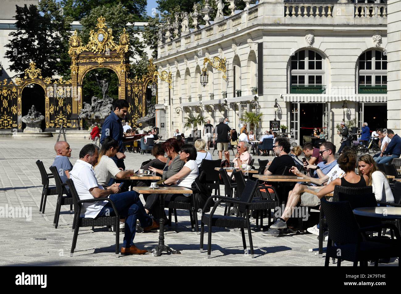 Riapertura di bar e ristoranti come qui a Nancy, Francia il 2 giugno 2020 Foto Stock