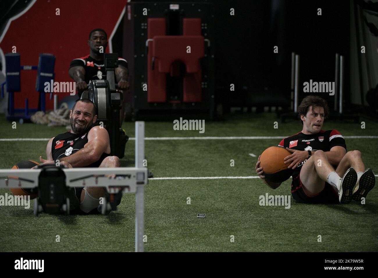 Il team Lyon ou Rugby torna al trainingÂ©PHOTOPQR/LE PROGRES/Maxime JEGAT - Lyon 04/06/2020 - Reprise entrainement LOU Rugby Ã Lyon 4 juin 2020 -Jean-Marc Doussain et Pierre-Louis Barassi au medecine ball pendant sous le regard de Patrick Sobela au rameur l'entrainement au stade de Gerland Ã Lyon. . 2020/06/04. Torna alla formazione per la squadra di rugby Lou. Foto Stock