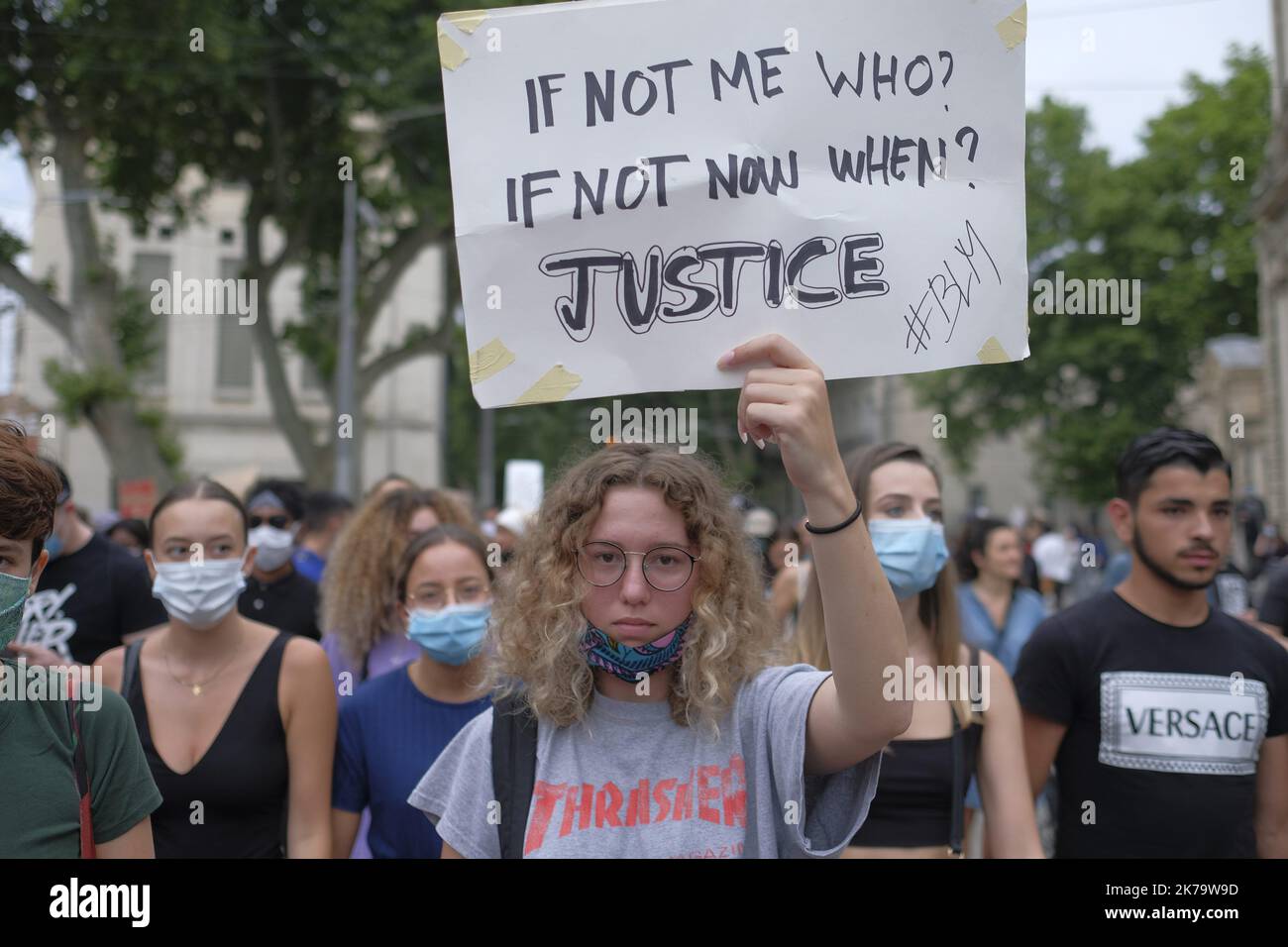 Scene durante la manifestazione contro la violenza della polizia e il razzismo, specialmente in memoria di George Floyd e Adama Traore. Numerosi segni che leggono: Non posso respirare o Black Lives materia. Foto Stock