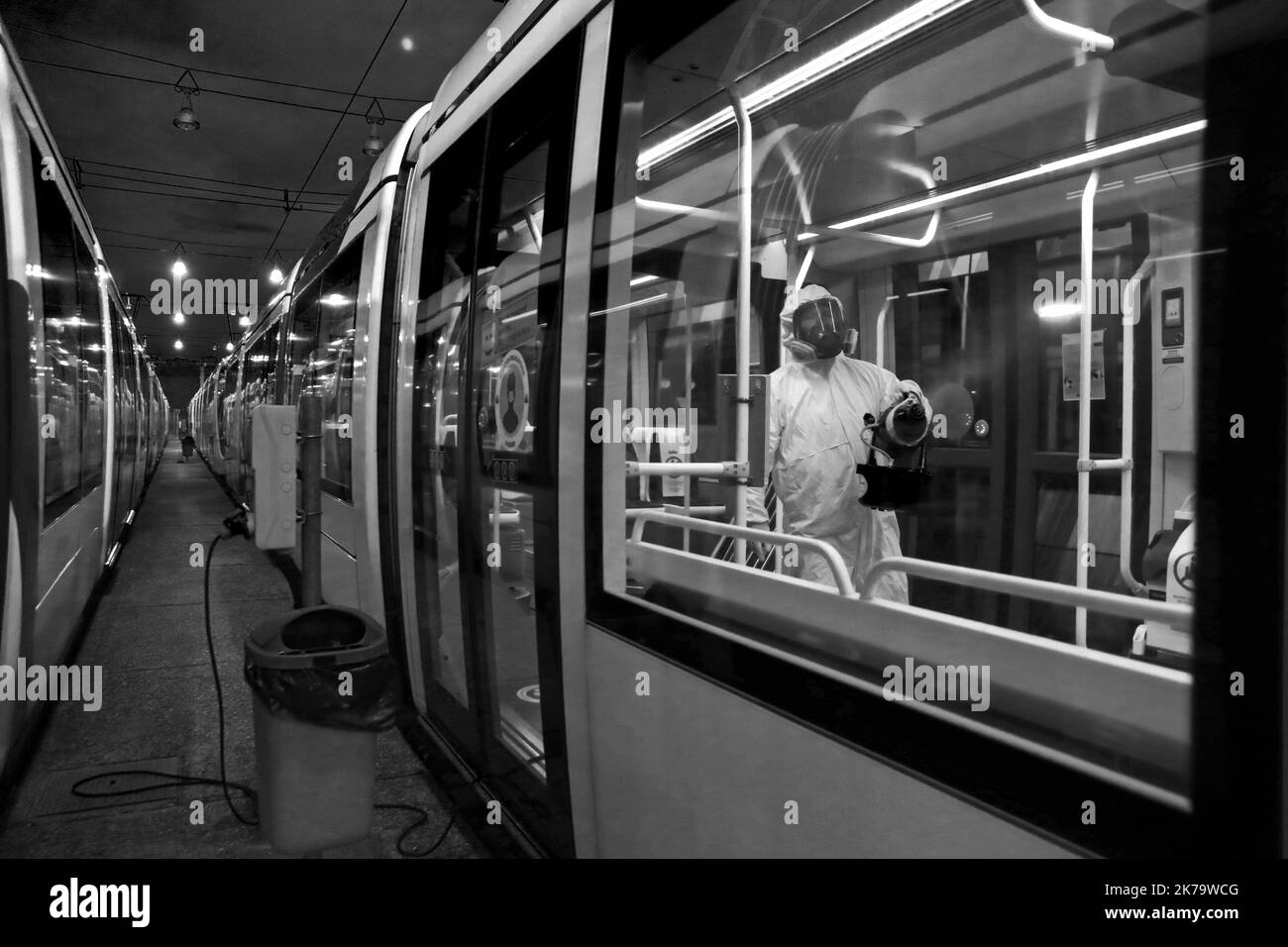 Mulhouse, Francia, 3rd 2020 giugno - persone che puliscono i trasporti pubblici durante la pandemia del covid-19 Foto Stock