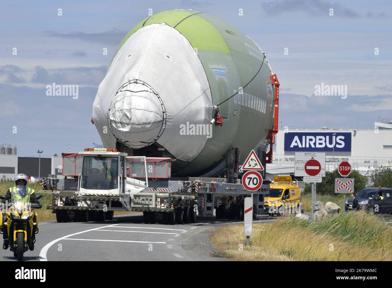 Airbus per fermare la produzione di A380 superjumbo jet. Il gigante aerospaziale europeo ha cessato di produrre il più grande aereo passeggeri del mondo dopo 12 anni di servizio a causa delle vendite deboli. Airbus A380 convoglio da Saint-Nazaire Airbus fabbrica a Tolosa Foto Stock