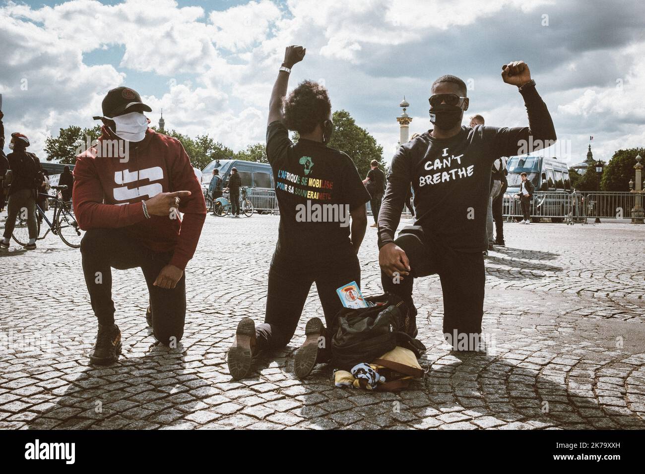 Francia / Ile-de-France (regione) / Parigi - sulla Place de la Concorde a Parigi, tre manifestanti si inginocchiano e sollevano i pugni in aria per protestare contro il razzismo e rendere omaggio a George Floyd. Nonostante il divieto di manifestazioni, diverse migliaia di persone si sono riunite per protestare contro la violenza e il razzismo della polizia francese. Questa manifestazione ha fatto eco alla morte di George Floyd a Minneapolis e al movimento Black Lives Matter negli Stati Uniti. Foto Stock