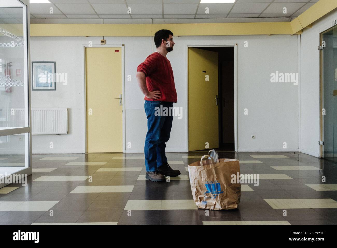 Francia / Val-d'Oise - Adrien Kepeklian visita regolarmente centri sanitari e ospedali per consegnare a mano le visiere prodotte dalla rete di 'produttori' che egli guida e che conta circa 80 volontari. Queste visiere sono state convalidate dagli ospedali, che le hanno incluse nell'elenco dei dispositivi di protezione indossati dal personale sanitario a contatto con i pazienti Covid-19. Foto Stock