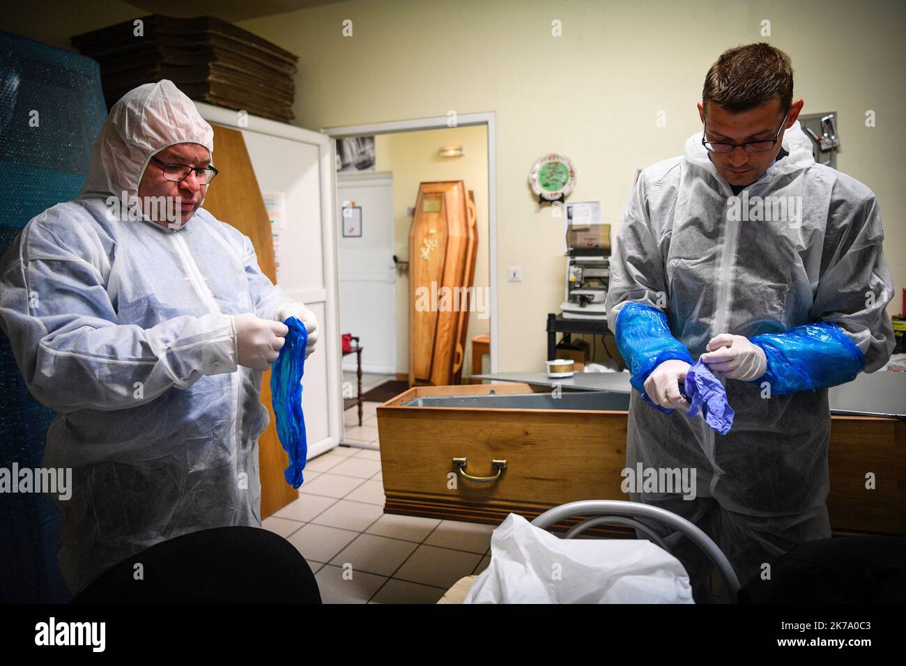 Â©PHOTOPQR/JOURNAL DU CENTRE/Pierre DESTRADE ; ; 11/06/2020 ; Les personnels des pompes funÃ¨bres ont dÃ» adapter leurs conditions CÃ¨travail pour les dÃ s LiÃ au Covid 19. dÃ monstration de la prÃ©paration d'une CÃ¨en biÃ¨re d'un dÃ s Covid, chez Roc Eclerc Ã Nevers, jeudi 11 juin 2020. 2020/06/11. casa funeraria. Foto Stock