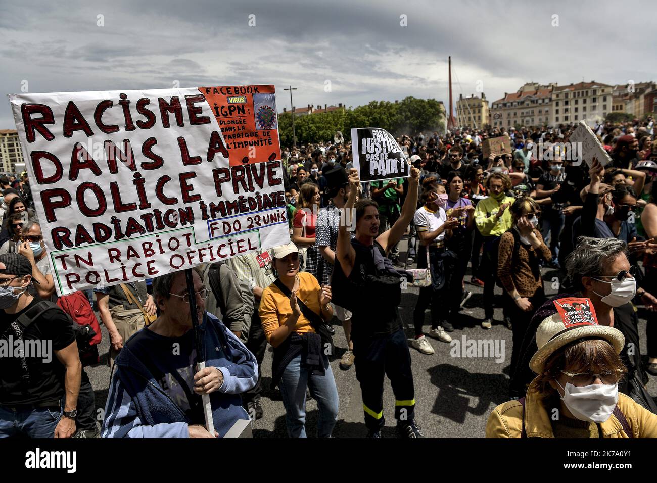 Â©PHOTOPQR/LE PROGRES/Maxime JEGAT - Lyon 13/06/2020 - Rassemblement contre les violences policiÃ¨res Ã Lyon le 13 juin 2020 -Rassemblement contre le racisme et les violences policiÃ¨res sur le parvis de la Cour d'Appel de Lyon. - 2020/06/13 protesta contro il razzismo e la brutalità della polizia Foto Stock