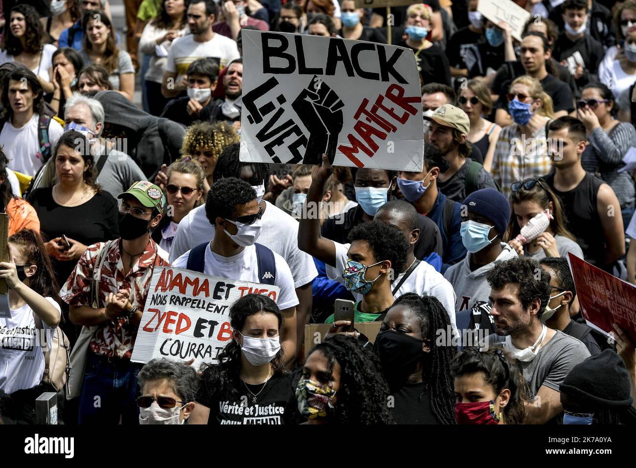Â©PHOTOPQR/LE PROGRES/Maxime JEGAT - Lyon 13/06/2020 - Rassemblement contre les violences policiÃ¨res Ã Lyon le 13 juin 2020 -Rassemblement contre le racisme et les violences policiÃ¨res sur le parvis de la Cour d'Appel de Lyon. - 2020/06/13 protesta contro il razzismo e la brutalità della polizia Foto Stock