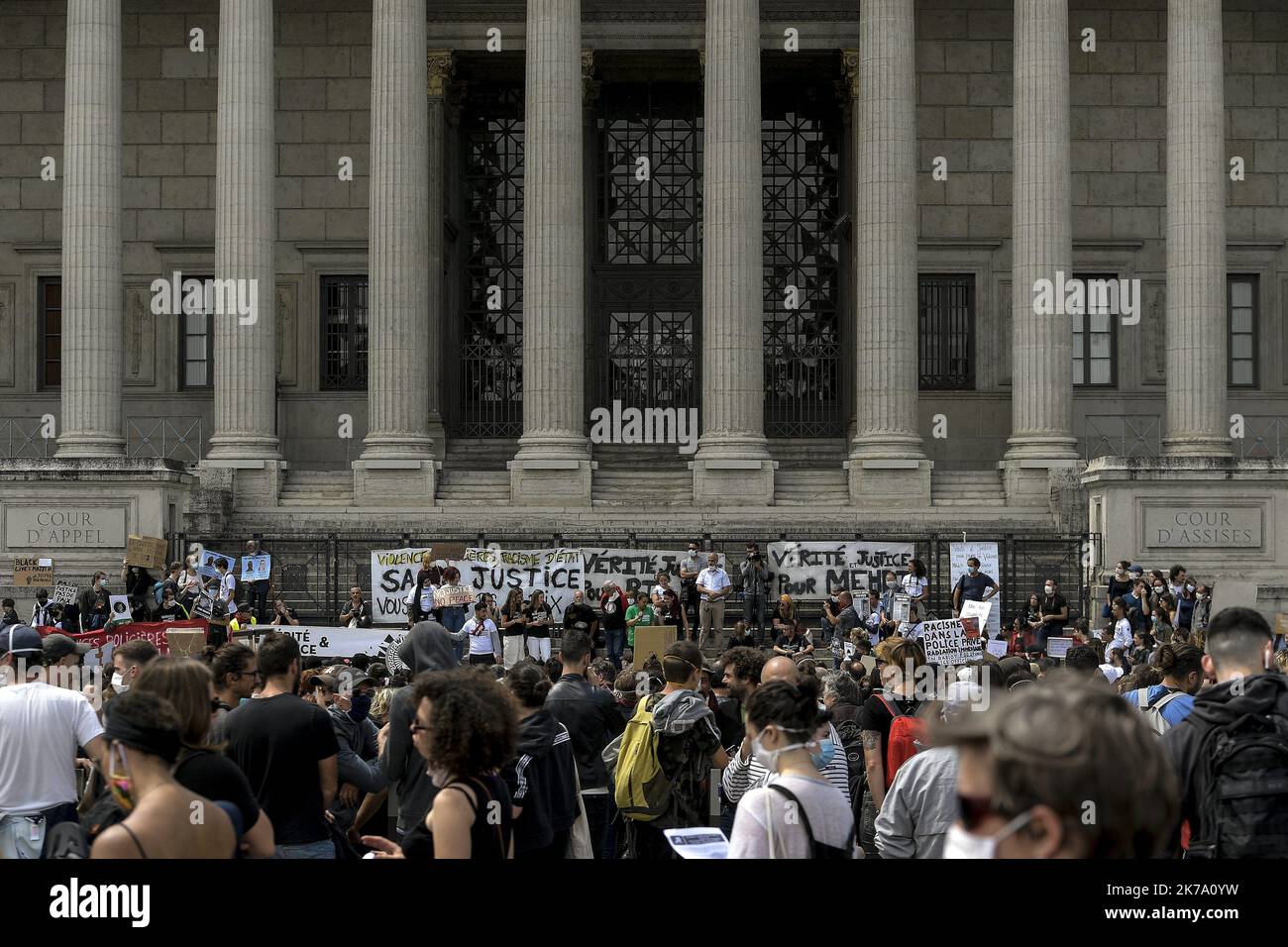 Â©PHOTOPQR/LE PROGRES/Maxime JEGAT - Lyon 13/06/2020 - Rassemblement contre les violences policiÃ¨res Ã Lyon le 13 juin 2020 -Rassemblement contre le racisme et les violences policiÃ¨res sur le parvis de la Cour d'Appel de Lyon. - 2020/06/13 protesta contro il razzismo e la brutalità della polizia Foto Stock