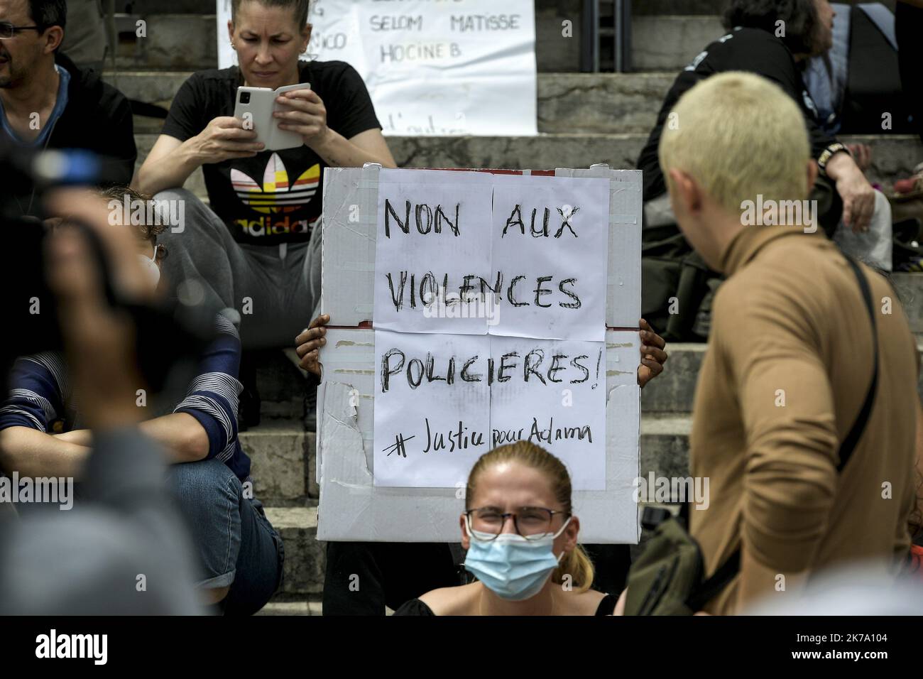 Â©PHOTOPQR/LE PROGRES/Maxime JEGAT - Lyon 13/06/2020 - Rassemblement contre les violences policiÃ¨res Ã Lyon le 13 juin 2020 -Rassemblement contre le racisme et les violences policiÃ¨res sur le parvis de la Cour d'Appel de Lyon. - 2020/06/13 protesta contro il razzismo e la brutalità della polizia Foto Stock