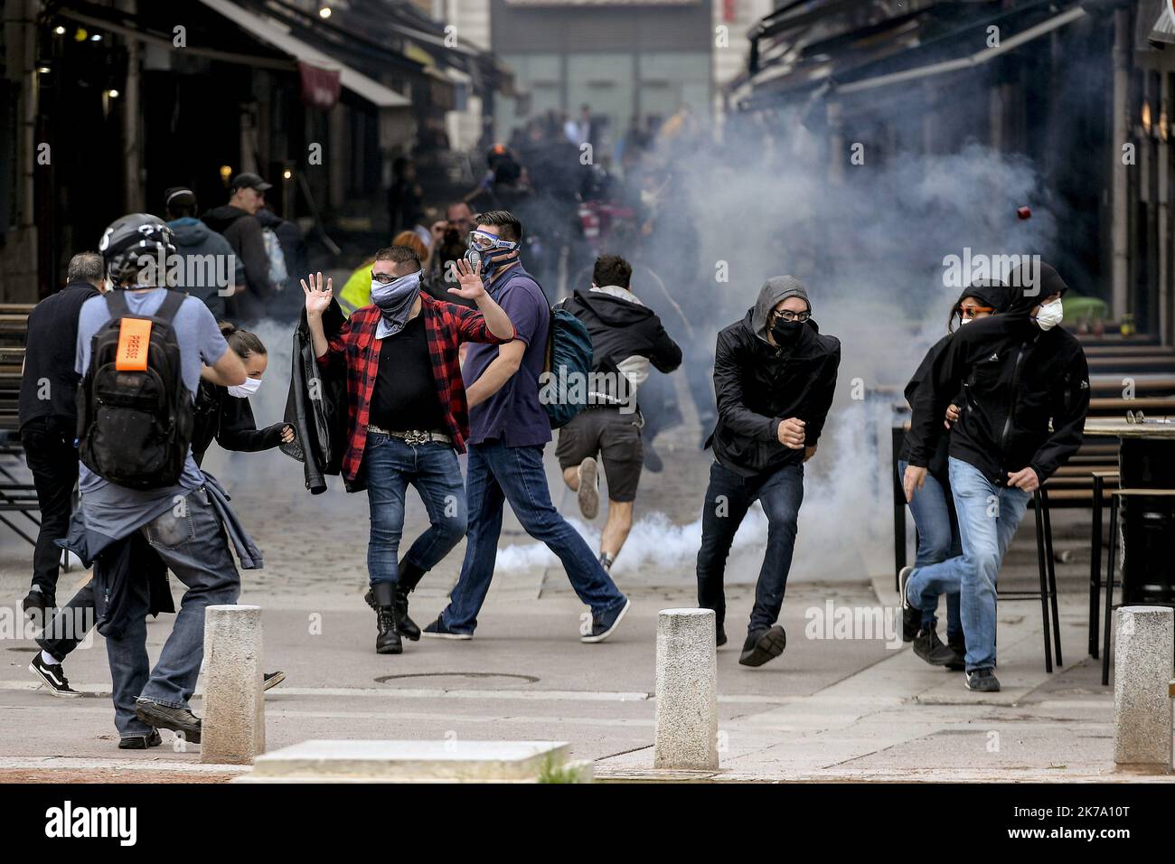 Â©PHOTOPQR/LE PROGRES/Maxime JEGAT - Lyon 13/06/2020 - manifestation contre les violences policiÃ¨res Ã Lyon le 13 juin 2020 -incidents, ici quai Gailleton Ã Lyon, entre Forces de l'ordre et manifestants Ã l'issue du rassemblement contre le racisme et les violences policiÃ¨res sur le parvis de la Cour de Lyon. - 2020/06/13 protesta contro il razzismo e la brutalità della polizia Foto Stock