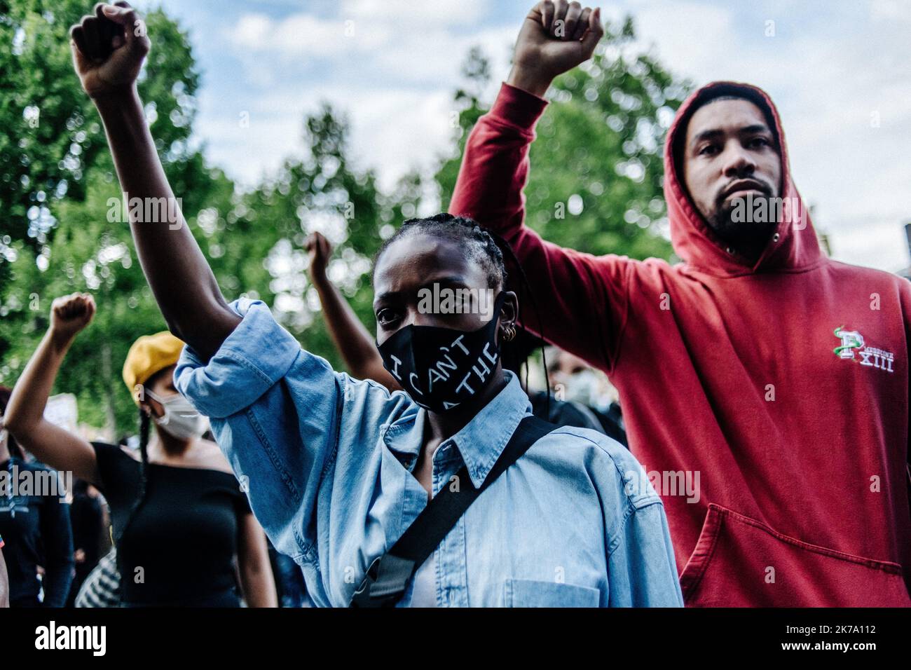 / 13/06/2020 - Francia / Ile-de-France (regione) / Parigi - sabato 13 giugno sono state organizzate manifestazioni in diverse città francesi (Parigi, Lione, Marsiglia, Montpellier...) contro il razzismo e la violenza della polizia. Il più grande raduno si è svolto a Parigi, su invito del Comitato Adama, intitolato ad Adama Traore, un giovane nero morto nel luglio 2016 dopo essere stato fermato dalla gendarmeria nei sobborghi di Parigi, dove si sono riunite più di 20.000 persone, secondo la prefettura della polizia. Mentre la parata doveva lasciare Place de la Republique alle 2:30, la processione era bloccata dalla polica Foto Stock