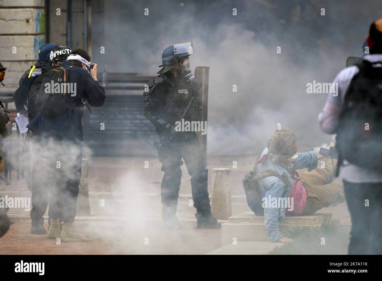 Â©PHOTOPQR/LE PROGRES/Maxime JEGAT - Lyon 13/06/2020 - manifestation contre les violences policiÃ¨res Ã Lyon le 13 juin 2020 -incidents, ici quai Gailleton Ã Lyon, entre Forces de l'ordre et manifestants Ã l'issue du rassemblement contre le racisme et les violences policiÃ¨res sur le parvis de la Cour de Lyon. - 2020/06/13 protesta contro il razzismo e la brutalità della polizia Foto Stock