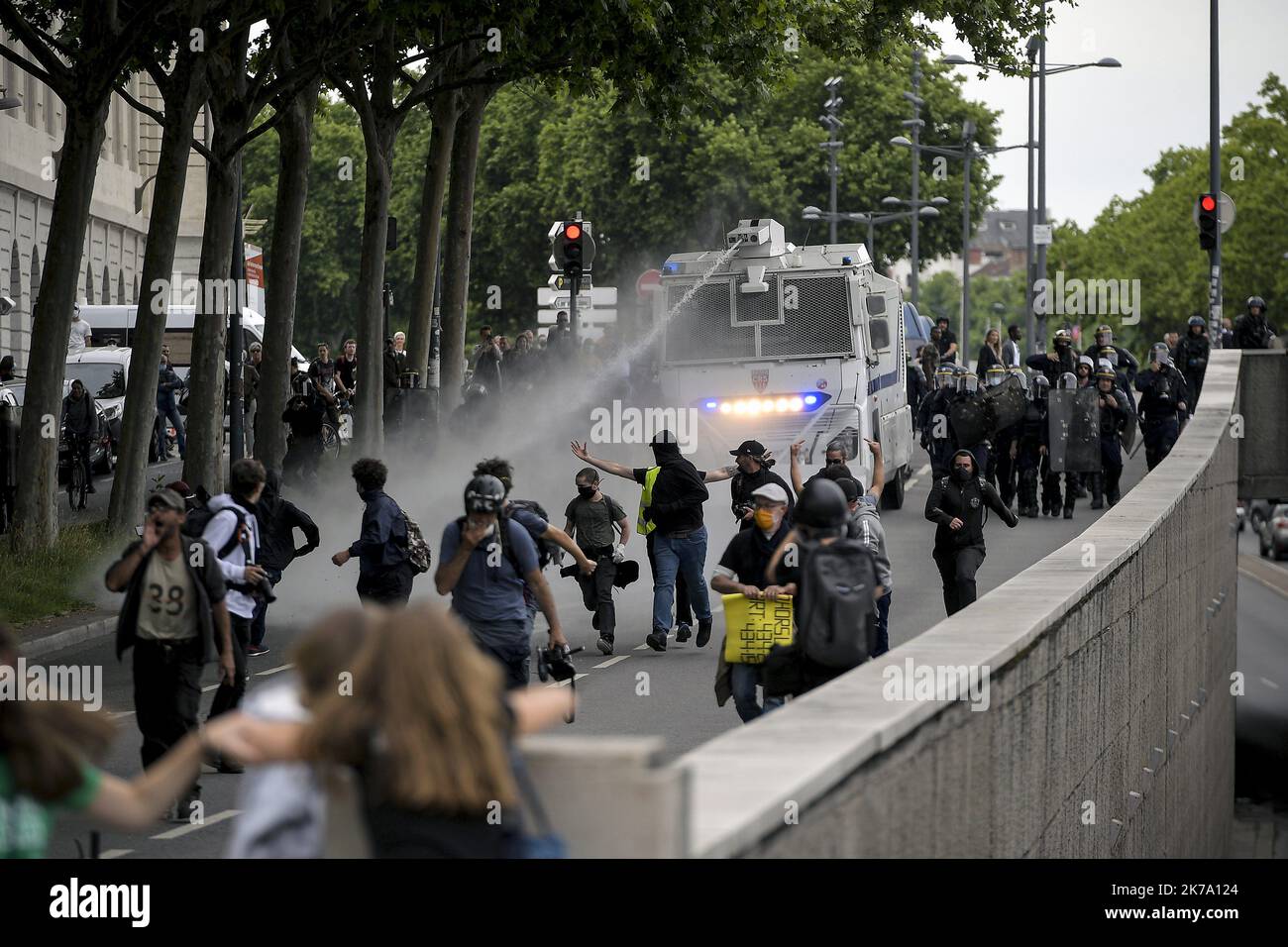 Â©PHOTOPQR/LE PROGRES/Maxime JEGAT - Lyon 13/06/2020 - manifestazione contre les violences policiÃ¨res Ã Lyon le 13 juin 2020 -Les Forces de l'ordre utilizent le canon Ã eau Ã l'encontre des manifestants quai Gailleton Ã Lyon Ã l'issue du rassemblement contre le racisme et les parvis de policiÃ¨ la Cour d'Appel de Lyon. - 2020/06/13 protesta contro il razzismo e la brutalità della polizia Foto Stock