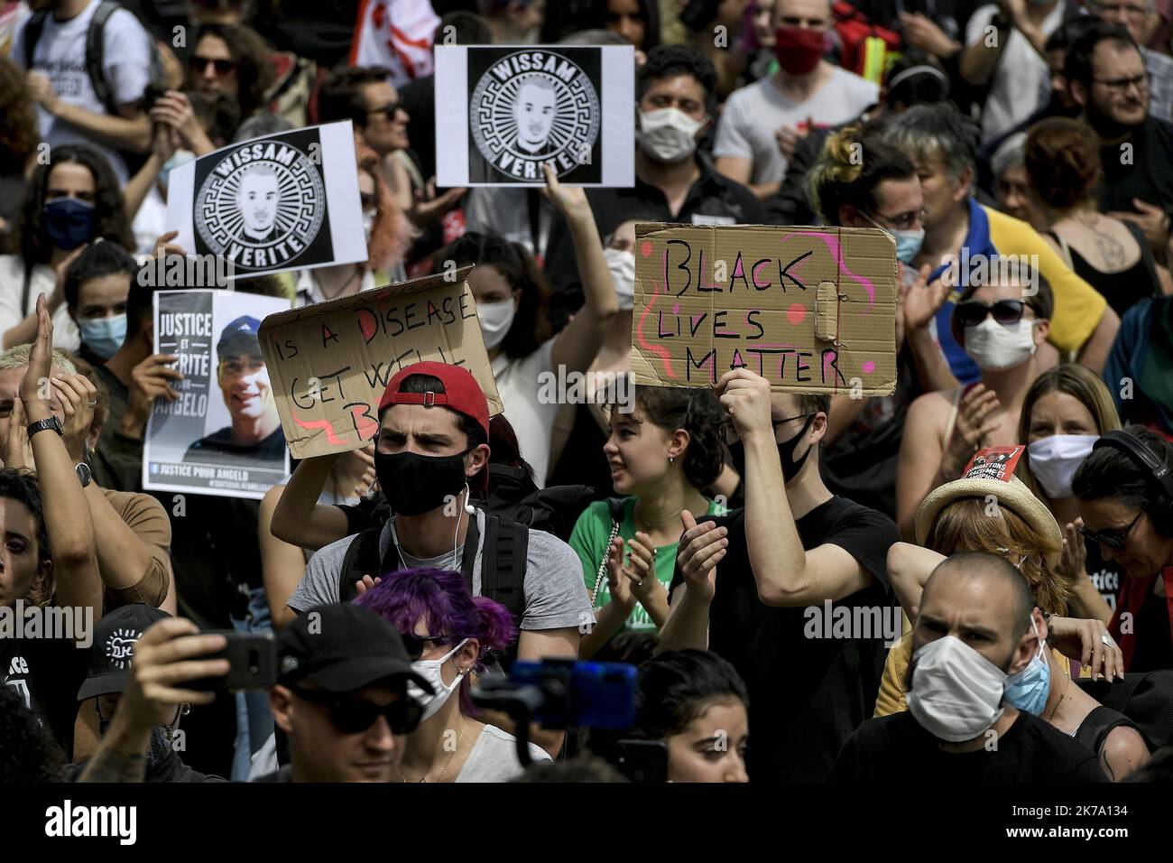 Â©PHOTOPQR/LE PROGRES/Maxime JEGAT - Lyon 13/06/2020 - Rassemblement contre les violences policiÃ¨res Ã Lyon le 13 juin 2020 -Rassemblement contre le racisme et les violences policiÃ¨res sur le parvis de la Cour d'Appel de Lyon. - 2020/06/13 protesta contro il razzismo e la brutalità della polizia Foto Stock